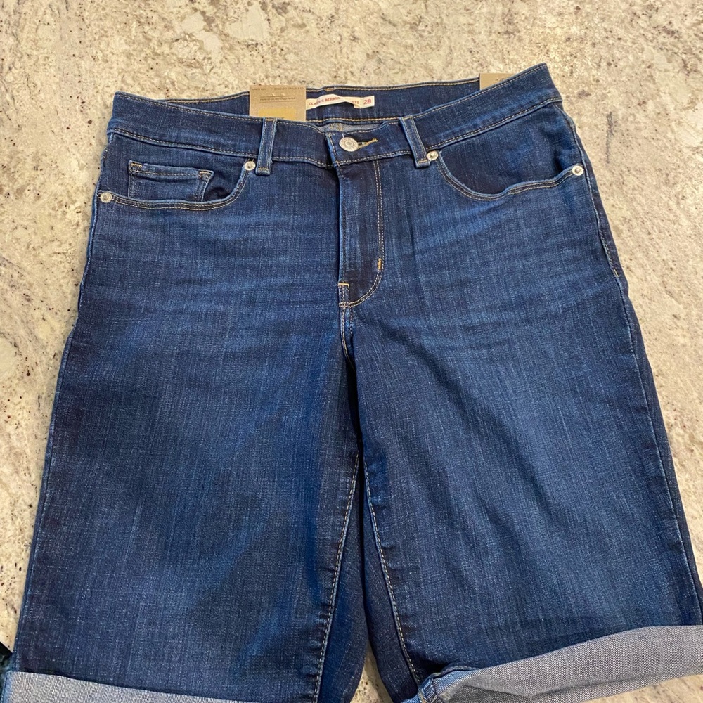 Women’s Bermuda shorts nwt Levi’s